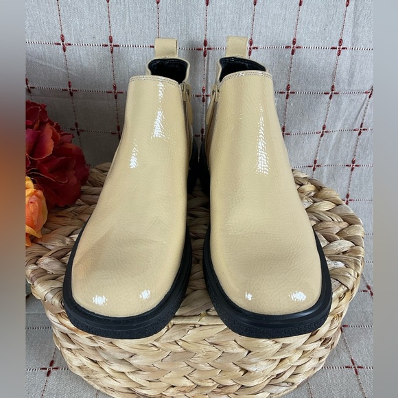 Franco Sarto “Jellisa” Patent Leather Low Ankle Boots Rich Beige Size 5 Bootie - Picture 4 of 6